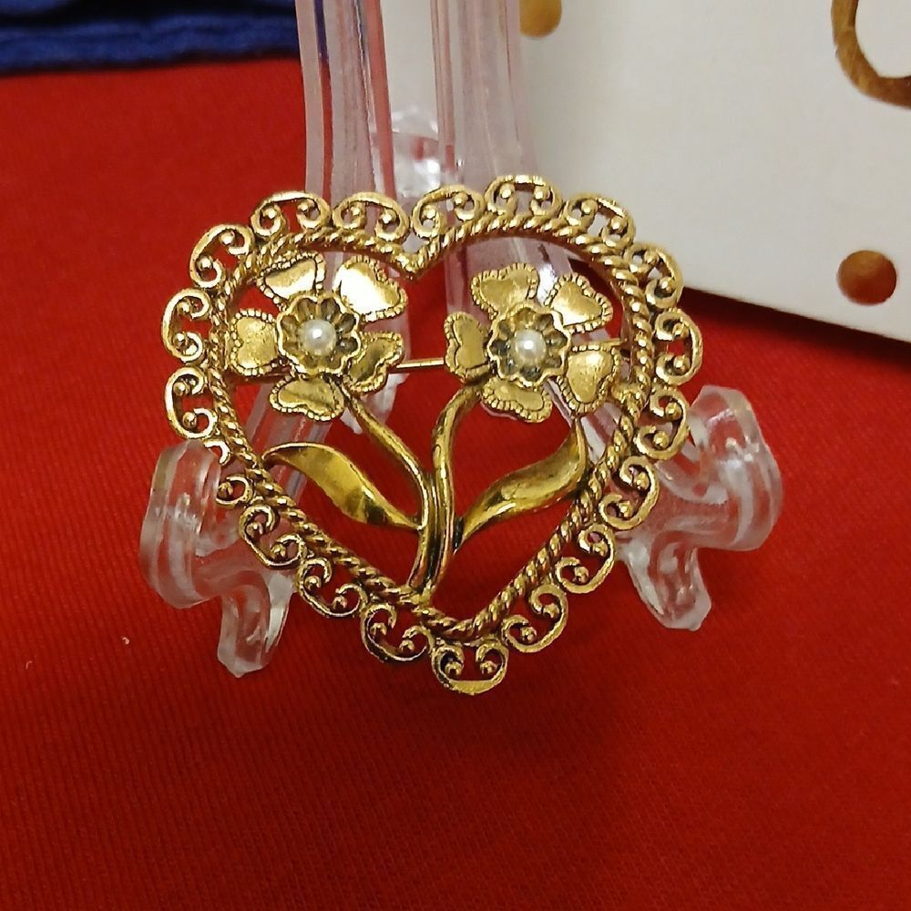 Avon Vintage Goldtone Heart Floral Brooch W/FAUX Pearl Centers